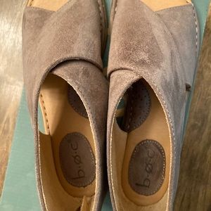 New..never worn BOC women’s taupe suede sandal